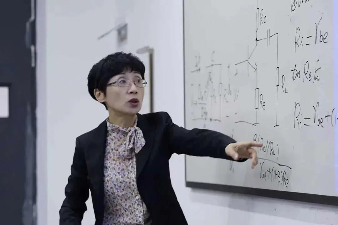 校長教學獎 | 楊烜：三尺講臺作舞臺，春風化雨又一代